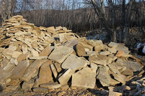 Kamenclub.ru: Песчаник плиты - плахи - пошаговые дорожки (фр. 70-150 мм)  купить в Балашихе песчаник серый бежевый желтый зеленый колотый песчаник строительный 6500 руб/т   фото КАМЕНЬ КЛУБ