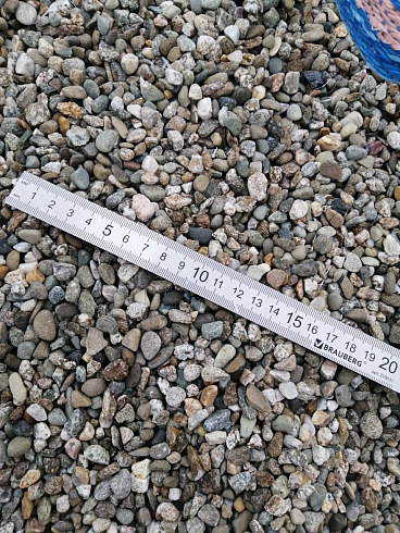 Kamenclub.ru: Галька речная окат (серая) фр.3-5 мм купить  в Балашихе галька речная серая бежевый темно-серый окатанный речной камень округлый 9500 руб/т   фото КАМЕНЬ КЛУБ