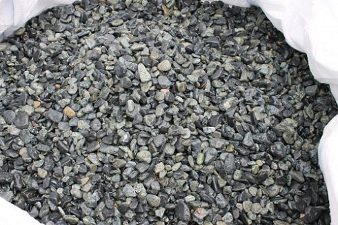 Kamenclub.ru: Щебень галтованный зеленый (змеевик) фр. 20-40 мм.  купить в Балашихе мрамор зеленый, салатовый оголтованный щебень мраморный 12500 руб/т   фото КАМЕНЬ КЛУБ