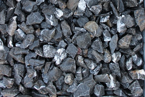 Kamenclub.ru: Щебень крошка черный (мрамор) фр. 3-5 мм.  купить в Балашихе мрамор черный белый с прожилками щебень мраморный декоративный колотый 18000 руб/т   фото КАМЕНЬ КЛУБ