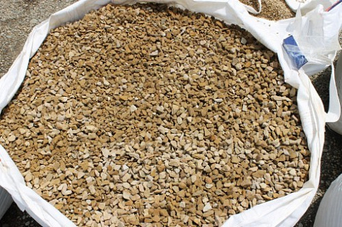 Kamenclub.ru: Щебень крошка желтый (песчаник) фр. 10-20 мм.  купить в Балашихе песчаник бежевый, серый, рыжий декоративный ландшафтный щебень колотый 9500 руб/т   фото КАМЕНЬ КЛУБ