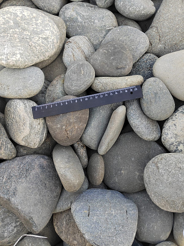 Kamenclub.ru: Галька речная плоская (серо-белая) фр. 70-120 мм. купить  в Балашихе галька галечник речной серый, белый окатанная плоская  природная галька 9000 руб/т   фото КАМЕНЬ КЛУБ