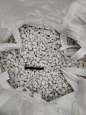 Kamenclub.ru: Мраморная крошка (щебень галтованный белый) фр.40-70 мм.  купить в Балашихе мрамор белый молочный айвори окатанный округлый природный камень 17000 руб/т   фото КАМЕНЬ КЛУБ