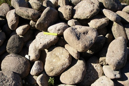 Kamenclub.ru: Конгломераты фр. 300-1000 мм.  купить в Балашихе кварц мрамор диабаз коричневый, серый зеленоватый речной валун крупный 6500 руб/т   фото КАМЕНЬ КЛУБ