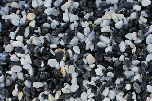 Kamenclub.ru: Мраморная крошка (щебень галтованный микс:белый-черный) фр.40-70 мм.  купить в Балашихе мрамор белый, черный айвори серый галтовка природного камня 15500 руб/т   фото КАМЕНЬ КЛУБ