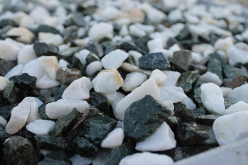 Kamenclub.ru: Мраморная крошка (щебень крошка микс: белый-зеленый) фр. 10-20 мм.  купить в Балашихе мрамор белый, зеленый каменная ландшафтная декоративная крошка щебня 9500 руб/т   фото КАМЕНЬ КЛУБ