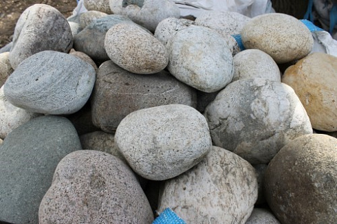 Kamenclub.ru: Речной валун (Ассорти) фр.100-300 мм.  купить в Балашихе галечник серый, темно-серый, светло-серый речная галька крупных размеров 4200 руб/т   фото КАМЕНЬ КЛУБ