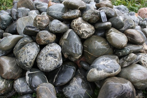 Kamenclub.ru: Валунчик Паутинник фр.100-300 мм  купить в Балашихе крупный природный камень галечник темно-серый с прожилками белый черный речной валунчик 5000 руб/т   фото КАМЕНЬ КЛУБ