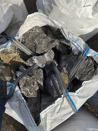 Kamenclub.ru: Черный мрамор скальник фр. 100-500 мм.  купить в Балашихе мрамор черный белый серый крупный колотый валун ландшафтный 8500 руб/т   фото КАМЕНЬ КЛУБ