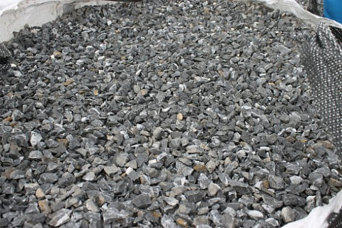 Kamenclub.ru: Щебень крошка черный (мрамор) фр. 10-20 мм.  купить в Балашихе мрамор черный с белыми прожилками, черный, белый каменная ландшафтная декоративная крошка щебня 11000 руб/т   фото КАМЕНЬ КЛУБ
