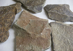 Kamenclub.ru: Песчаник пластушка "фонтанка" серо-зеленая (3,0-5,0 см)  купить в Балашихе песчаник серо-зеленая колотые плитки облицовочные пластушки 11400 руб/м3   фото КАМЕНЬ КЛУБ