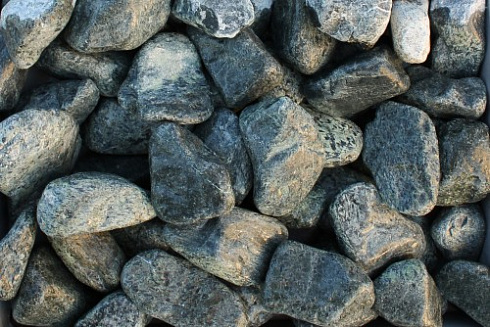 Kamenclub.ru: Щебень галтованный зеленый (змеевик) фр. 50-100 мм.  купить в Балашихе галтовка мраморная зеленый, салатовый мрамор 12 500 руб/т   фото КАМЕНЬ КЛУБ