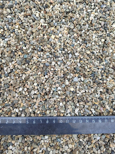 Kamenclub.ru: Галька речная окат (серая) фр.3-5 мм купить  в Балашихе галька речная серая бежевый темно-серый окатанный речной камень округлый 9500 руб/т   фото КАМЕНЬ КЛУБ