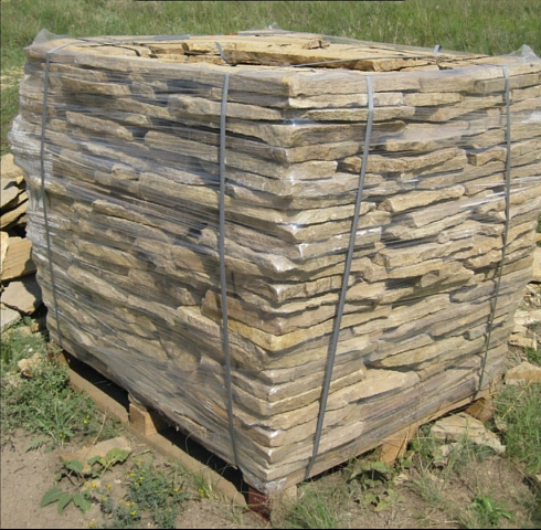 Kamenclub.ru: Песчаник пластушка желтый с рисунком (3 см)  купить в Балашихе песчаник желтый с рисунком, рыжий, желтый песчаник пластушка ландшафтная рваная 8 500 руб/м3   фото КАМЕНЬ КЛУБ