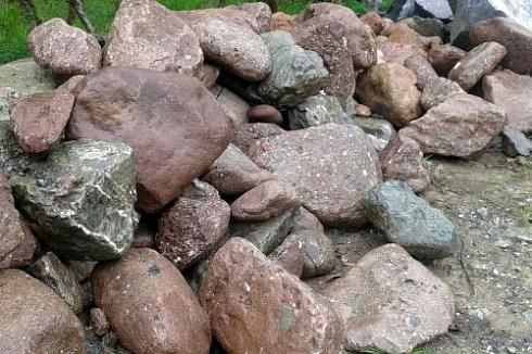 Kamenclub.ru: Конгломераты фр. 300-1000 мм.  купить в Балашихе кварц мрамор диабаз коричневый, серый зеленоватый речной валун крупный 6500 руб/т   фото КАМЕНЬ КЛУБ