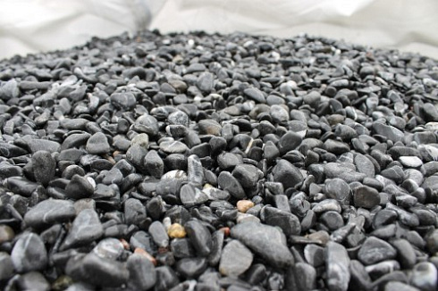 Kamenclub.ru: Щебень галтованный черный (мрамор) фр.10-20 мм.  купить в Балашихе мрамор черный с белыми прожилками, черный, белый окатанный округлый ландшафтный декоративный щебень 15000 руб/т   фото КАМЕНЬ КЛУБ