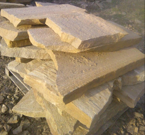 Kamenclub.ru: Форматный камень (плаха) пошаговая дорожка от 70-150 см (4 -12 см)  купить в Балашихе плитняк  форматный плаха желтый песчаник 9 000 руб/т   фото КАМЕНЬ КЛУБ
