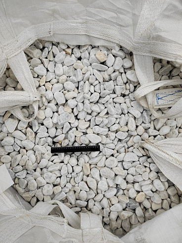 Kamenclub.ru: Мраморная крошка (щебень галтованный белый) фр.40-70 мм.  купить в Балашихе мрамор белый молочный айвори окатанный округлый природный камень 17000 руб/т   фото КАМЕНЬ КЛУБ