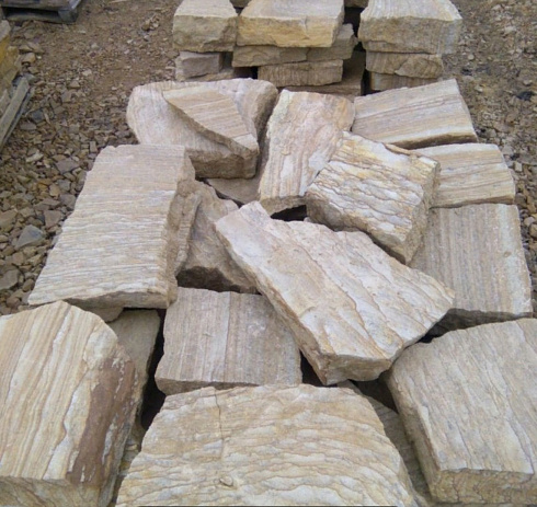 Kamenclub.ru: Песчаник пластушка желтый с рисунком (7-15 см)  купить в Балашихе плитняк - пластушка - бут желтый песчаник 10200 руб/м3   фото КАМЕНЬ КЛУБ