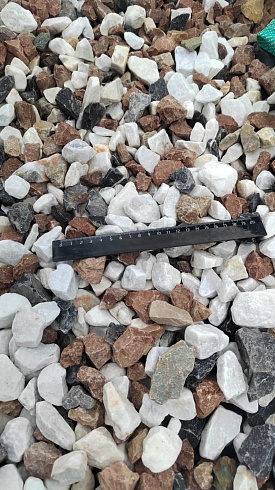 Kamenclub.ru: Мраморная крошка (щебень крошка микс : белый-черный-розовый) фр. 20-40 мм.  купить в Балашихе мрамор белый, черный, розовый декоративная ландшафтная крошка 12000 руб/т   фото КАМЕНЬ КЛУБ