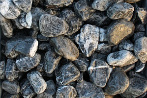 Kamenclub.ru: Щебень галтованный черный (мрамор) фр. 50-100 мм.  купить в Балашихе мрамор черный с белыми прожилками щебень ландшафтный мраморный 15000 руб/т   фото КАМЕНЬ КЛУБ