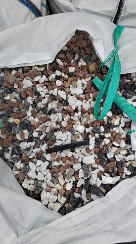 Kamenclub.ru: Мраморная крошка (щебень крошка микс : белый-черный-розовый) фр. 20-40 мм.  купить в Балашихе мрамор белый, черный, розовый декоративная ландшафтная крошка 12000 руб/т   фото КАМЕНЬ КЛУБ