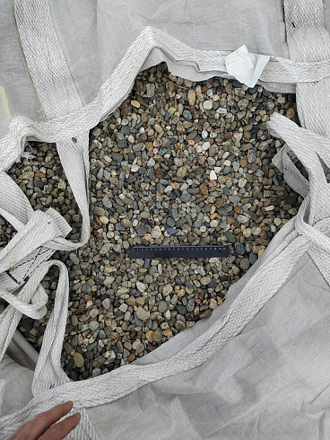 Kamenclub.ru: Галька речная окат (серая) фр.10-20 мм купить  в Балашихе галька речная серая, серый, темно-серый, светло-серый, коричневый ландшафтная декоративная речная окатанная округлая галька 5000 руб/т   фото КАМЕНЬ КЛУБ