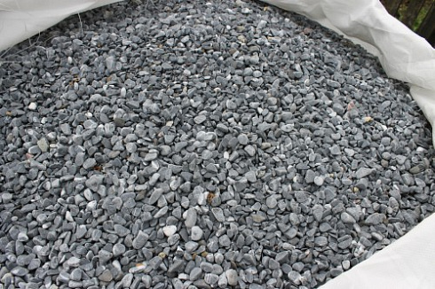 Kamenclub.ru: Щебень галтованный черный (мрамор) фр.10-20 мм.  купить в Балашихе мрамор черный с белыми прожилками, черный, белый окатанный округлый ландшафтный декоративный щебень 15000 руб/т   фото КАМЕНЬ КЛУБ