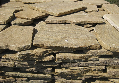 Kamenclub.ru: Песчаник пластушка желтый с рисунком (3 см)  купить в Балашихе песчаник желтый с рисунком, рыжий, желтый песчаник пластушка ландшафтная рваная 8 500 руб/м3   фото КАМЕНЬ КЛУБ