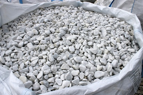 Kamenclub.ru: Мраморная крошка (щебень галтованный белый), фр.20-40 мм.  купить в Балашихе мрамор белый бежевый молочный мраморный щебень декоративный 17000 руб/т   фото КАМЕНЬ КЛУБ