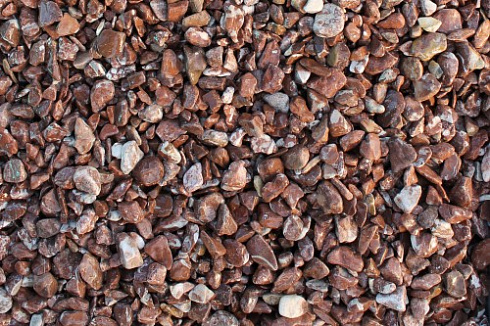 Kamenclub.ru: Мраморная крошка (щебень галтованный розовый) фр.5-10 мм.  купить в Балашихе мрамор розовый, красный окатанный мраморный щебень декоративный ландшатфный 15000 руб/т   фото КАМЕНЬ КЛУБ