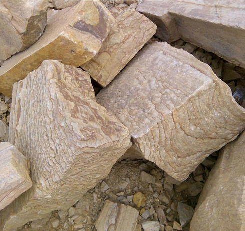 Kamenclub.ru: Песчаник пластушка желтый с рисунком (7-15 см)  купить в Балашихе плитняк - пластушка - бут желтый песчаник 10200 руб/м3   фото КАМЕНЬ КЛУБ