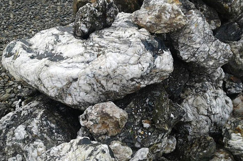 Kamenclub.ru: Черный гранит - кварцит фр. 100-500 мм.  купить в Балашихе мрамор гранит черный с белыми прожилками, серый, белый валун скальный колотый 7000 руб/т   фото КАМЕНЬ КЛУБ