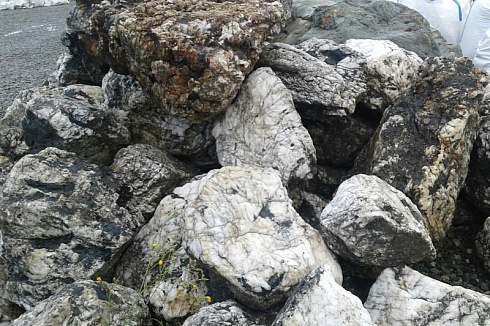 Kamenclub.ru: Черный гранит - кварцит фр. 100-500 мм.  купить в Балашихе мрамор гранит черный с белыми прожилками, серый, белый валун скальный колотый 7000 руб/т   фото КАМЕНЬ КЛУБ