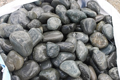 Kamenclub.ru: Темно-серый валунчик фр.100-300 мм.  купить в Балашихе крупный природный камень серый, темно-серый, светло-серый речная галька большого размера окатанная 4500 руб/т   фото КАМЕНЬ КЛУБ