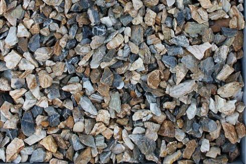 Kamenclub.ru: Мраморная крошка (щебень крошка медовый), фр. 10-20 мм.  купить в Балашихе песчаник бежевый, серый каменная ландшафтная крошка  12000 руб/т   фото КАМЕНЬ КЛУБ