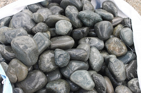 Kamenclub.ru: Темно-серый валунчик фр.100-300 мм.  купить в Балашихе крупный природный камень серый, темно-серый, светло-серый речная галька большого размера окатанная 4500 руб/т   фото КАМЕНЬ КЛУБ