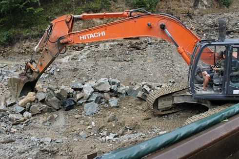 Kamenclub.ru: Гранит скальник (серо-зеленый) фр. 100-500 мм.  купить в Балашихе гранит зеленый, серый, салатовый крупный ландшафтный валун 6 000 руб/т   фото КАМЕНЬ КЛУБ