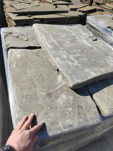 Kamenclub.ru: Песчаник пластушка галтованная светло-серая (3,0 см)  купить в Балашихе песчаник светло-серый, серый ландшафтный камень рваный колотый 21000 руб/м3   фото КАМЕНЬ КЛУБ