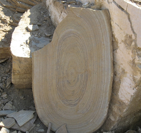 Kamenclub.ru: Форматный камень (плаха) пошаговая дорожка от 70-150 см (4 -12 см)  купить в Балашихе плитняк  форматный плаха желтый песчаник 9 000 руб/т   фото КАМЕНЬ КЛУБ