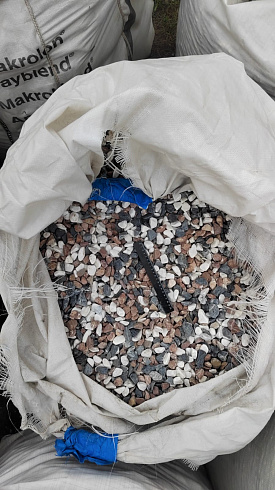 Kamenclub.ru: Мраморная крошка (щебень галтованный микс:белый-зеленый-розовый) фр.20-40 мм.  купить в Балашихе мрамор белый, зеленый, розовый мрамор декоративный (галтовка) 15500 руб/т   фото КАМЕНЬ КЛУБ