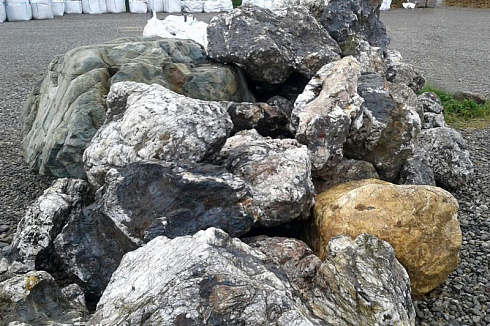 Kamenclub.ru: Черный гранит - кварцит фр. 500-1000 мм.  купить в Балашихе гранит кварцит черный серый белый скальный колотый валун 9750 руб/т   фото КАМЕНЬ КЛУБ