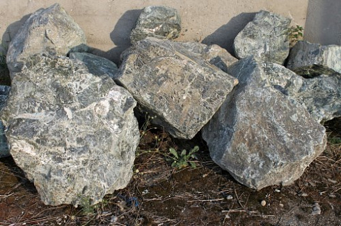 Kamenclub.ru: Змеевик скальник фр. 500-1500 мм.  купить в Балашихе змеевик зеленый серый черный глыба скальная колотая 7500 руб/т   фото КАМЕНЬ КЛУБ