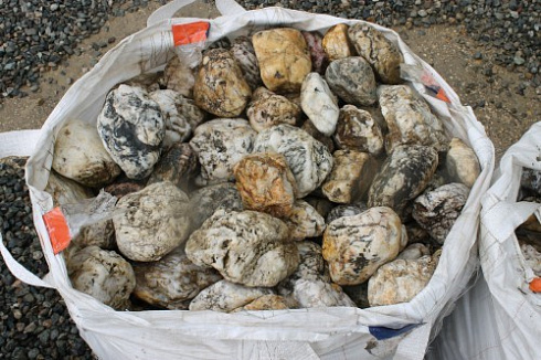 Kamenclub.ru: Кварцевый валунчик фр.100-300 мм.  купить в Балашихе кварц белый, бежевый молочный рыжий крупный природный камень галечник 7850 руб/т   фото КАМЕНЬ КЛУБ