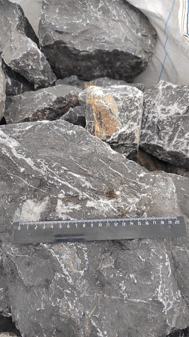 Kamenclub.ru: Черный мрамор скальник фр. 100-500 мм.  купить в Балашихе мрамор черный белый серый крупный колотый валун ландшафтный 8500 руб/т   фото КАМЕНЬ КЛУБ