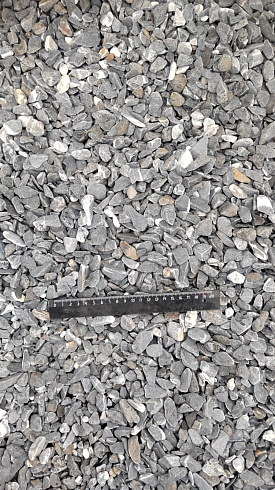 Kamenclub.ru: Щебень галтованный черный (мрамор) фр.10-20 мм.  купить в Балашихе мрамор черный с белыми прожилками, черный, белый окатанный округлый ландшафтный декоративный щебень 15000 руб/т   фото КАМЕНЬ КЛУБ