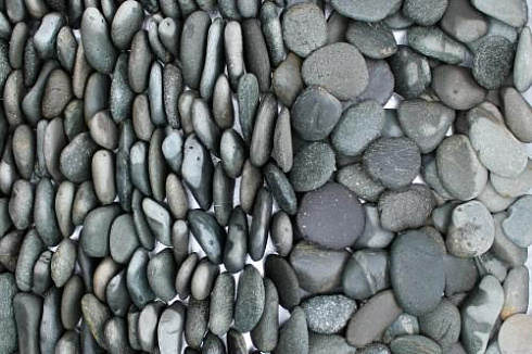 Kamenclub.ru: Галька речная плоская (темно-серая) фр. 70-150 мм. купить  в Балашихе галечник природный темно-серый серый синий речная плоская природная окатанная  9000 руб/т   фото КАМЕНЬ КЛУБ
