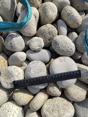 Kamenclub.ru: Галька речная окат (серо-белая) фр. 70-120 мм купить  в Балашихе галька галечник бело-серая, серо-белая, серая, белая речная природная галька  8000 руб/т   фото КАМЕНЬ КЛУБ