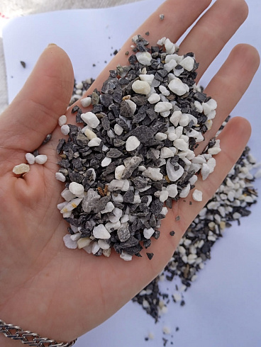 Kamenclub.ru: Мраморная крошка (щебень крошка микс : белый-черный-розовый) фр. 5-10 мм.  купить в Балашихе мрамор белый, черный, розовый, разноцветный микс декоративная мраморная каменная крошка 12000 руб/т   фото КАМЕНЬ КЛУБ