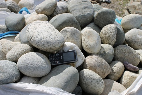 Kamenclub.ru: Речной валун (Ассорти) фр.100-300 мм.  купить в Балашихе галечник серый, темно-серый, светло-серый речная галька крупных размеров 4200 руб/т   фото КАМЕНЬ КЛУБ